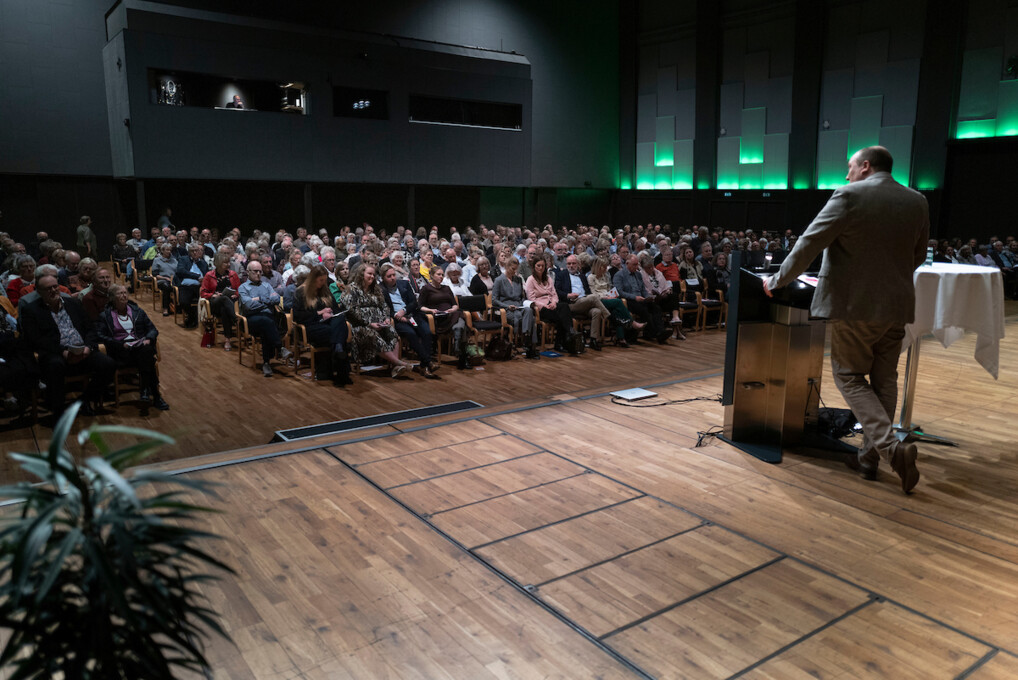 biskop foran stor folkemængde i AKKC