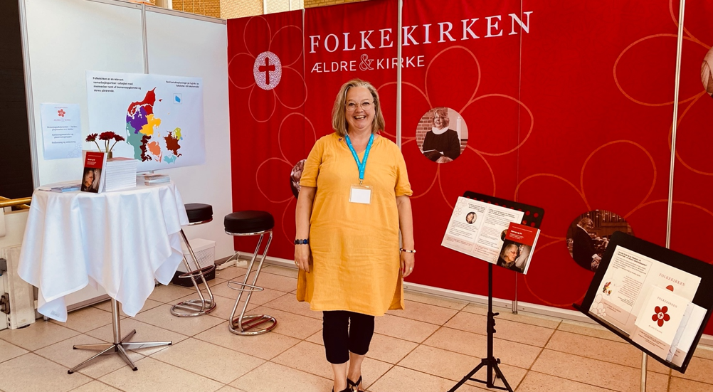 Anne Bundgaard foran folkekirkens stand til DemensDagene,