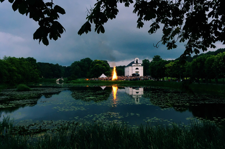 Sø - på den anden side af breden: sankthansbål, mennesker og kirke.