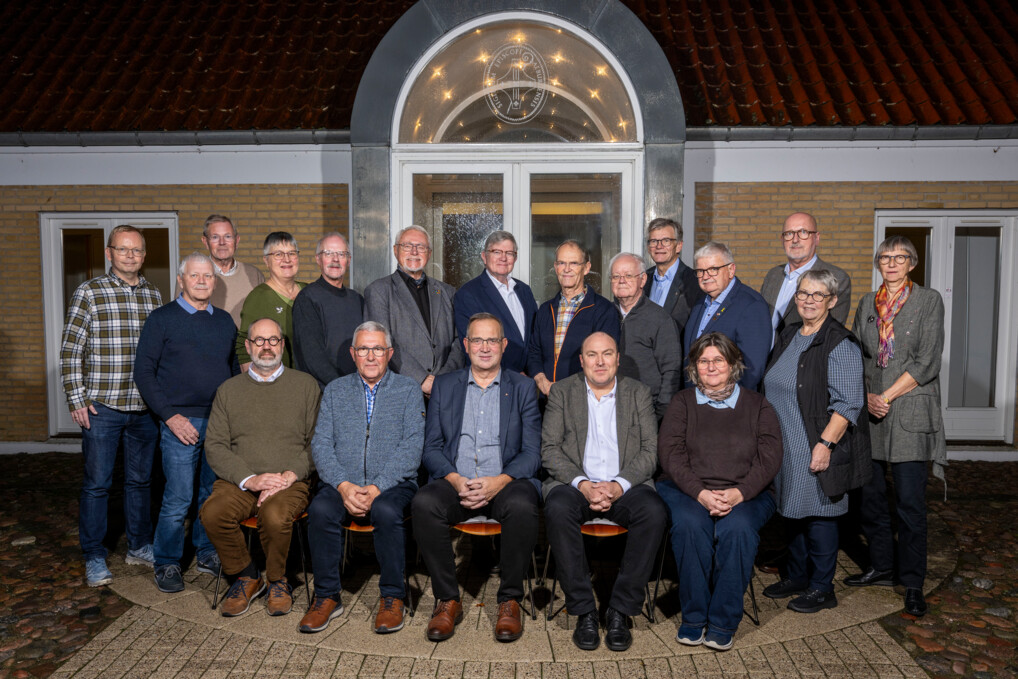 Folk sidder foran indgangsparti 